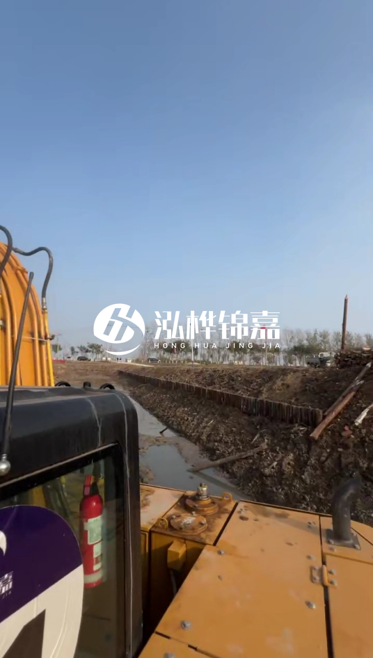 三門峽挖機(jī)打木樁專業(yè)施工-松木樁打樁木價(jià)格含運(yùn)輸成本嗎？